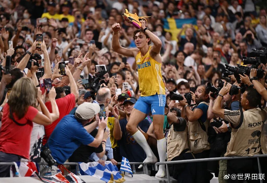 蹭到了杆子 蹭到了杆子