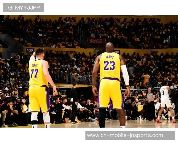 湖人热火总决赛首战激战正酣球星对决引发球迷热议与期待